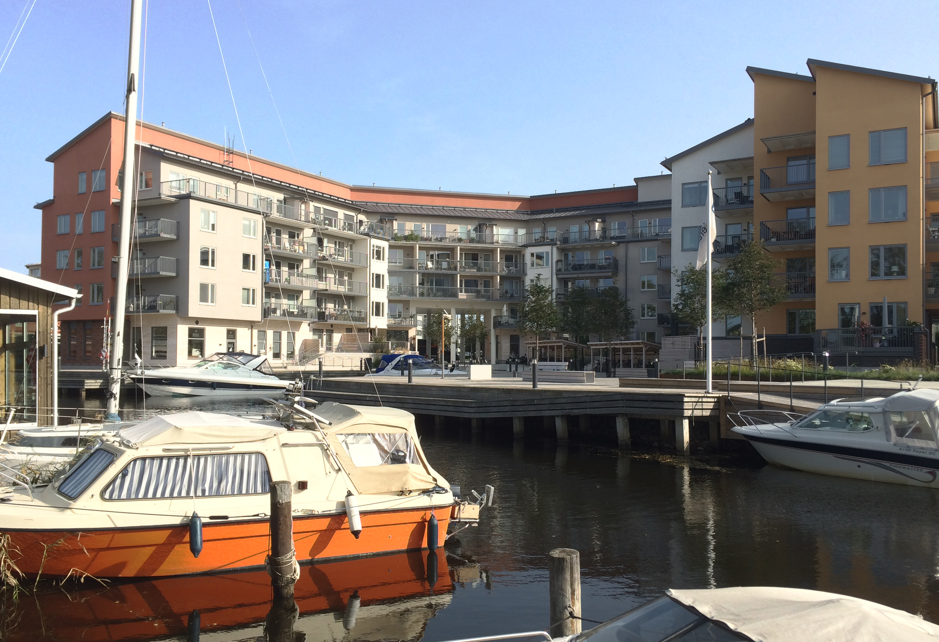Flaggspelet, flerbostadshus Östra kanalstaden Åkersberga 2